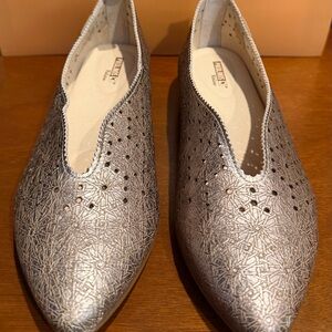 Trotters Metallic Bronze Flats